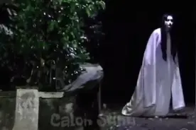 野外乡村深夜恶搞，吓得几个小哥连滚带爬的往外跑视频封面