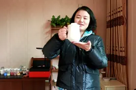 阿姨发了女儿20多年前的照片，用来画杯子上送给女儿做礼物，漂亮