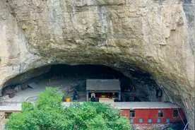 山西大山中发现一神秘山洞，洞口竟然建一排房子，不见主人身影！视频封面