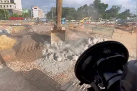 拌水稳用挖机拌，跟搅拌机搅出来的一样，搅拌方法可以跟我学一下