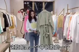 豆绿色长款风衣搭配浅灰色牛仔裤，时尚减龄有气质，春天逛街必备视频封面