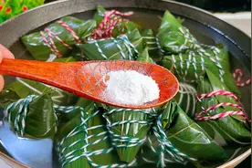 煮粽子，用清水煮是大错！教你一招，软糯好吃，不夹生不漏米视频封面