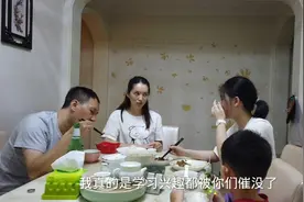 女儿对新老师非常满意，家长趁机多唠嗑两句，立马给我们脸色！视频封面