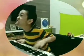 爆笑钢琴小孩视频封面