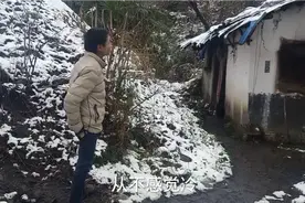 煤老板破产后，一人独居山林八年，冬天烧煤炭烤火取暖做饭，心酸视频封面