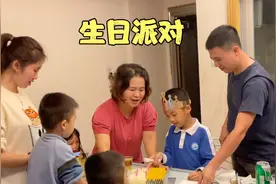 打工夫妻参加朋友的生日派对，吃完火锅切蛋糕，孩子玩到不想回家视频封面