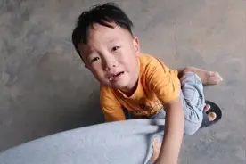 3岁孩子看手机上瘾，不给看就哭闹发脾气，宝妈这样制止合理吗？视频封面