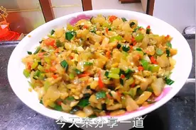 用最简单的操作方法做出来的青红椒蒜苗炒酸菜那叫绝了特别的下饭视频封面