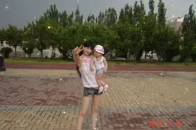妈妈和女儿跨越12年的两个合影，妈妈的拍照姿势竟然一模一样视频封面