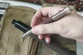 可过安检的防身装备，市面首款钛合金牛皮陀螺战术笔抢先开箱体验视频封面