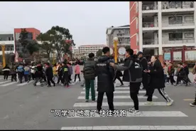 感动故事：地震，最美女教师身体被砸成三段，怀里还搂着三个学生视频封面