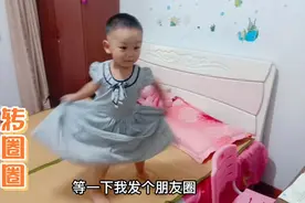 13岁的姐姐给弟弟男扮女装，弟弟力大如牛抱起风扇就跑视频封面