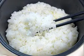 电饭锅蒸米饭时，多加一步，米饭粒粒分明不粘锅，松软可口，真香视频封面