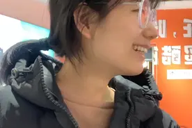 女友才一天不见，男友见面就要亲亲抱抱，这难道就是小别胜新婚？视频封面