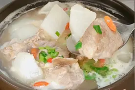 白萝卜排骨汤无论怎么炖都别直接下锅，教你煨汤馆不外传秘方，香