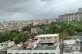 一个快速发展中的万宁市，环境清优物产丰富，自然胜景较多