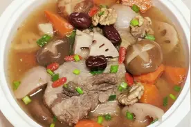 春天是孩子长高的黄金期，多喝这款莲藕胡萝卜筒骨汤，聪明个子高