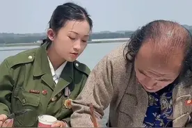 父女俩书写毛主席诗词，文情并茂，献给今天毛主席去世46周年视频封面