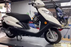 踏板摩托车，铃木瑞梦125去专卖店保养，最专业的技术服务！