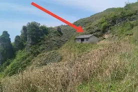 深山悬崖边发现一栋废弃的房子 走过去一看不得了 还是男女公用的视频封面