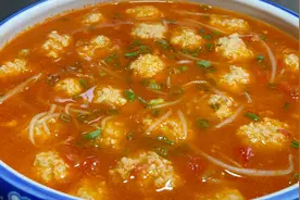 总厨教你西红柿丸子汤正确做法，步骤详细，汤鲜味美好吃到流口水