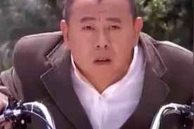 过路人与下水道工人，结果出乎意料，一个做好事，一个受气视频封面