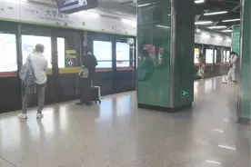 你们看下广州晚上末班车的地铁依旧没啥人，因为最近疫情严重。视频封面