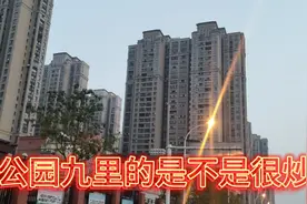实拍武汉保利在武昌火车站附近的住宅区也太大了，紧挨着铁路线