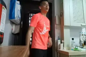 跑步回来后，楼上的阿姨让做件特别尴尬的事情，裂开了视频封面
