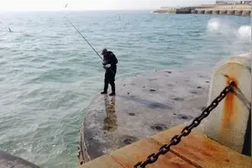 大连这广场竟变成钓鱼点。海浪危险比钓鱼人都高。视野开阔景色好