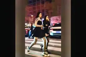 大冬天穿吊带袜吊带背心压马路！俗话说得好“冬练三九夏练三伏”视频封面