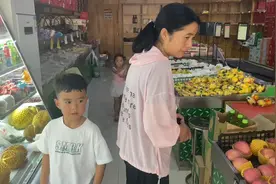带豆丁子怡去买水果，豆丁子怡各有爱好，都挑了自己喜欢的水果视频封面