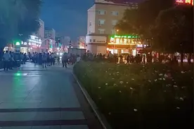 辽宁沈阳下面一个普通的县级市——新民市，晚上超级热闹！视频封面