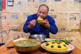 60岁老汉单身独居，1个人煮饭吃饭，1个人生活，虽然孤独却很自由视频封面