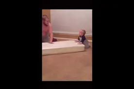 国外老爸奇葩带娃方式，妈妈竟然还能笑哈皮视频封面