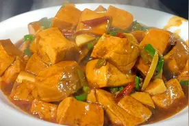 红烧家常豆腐好吃的做法，比麻婆豆腐还香，鲜嫩爽滑，家人都喜欢