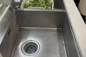 半斤螃蟹死翘翘！视频封面