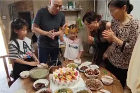 小侄女第一次在农村外婆家过生日，这个生日好开心，众人笑哈哈视频封面