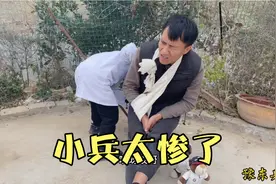 兵嫂儿子模仿大人当医生，奥睿上来就给小兵一针，画面温馨又搞笑视频封面