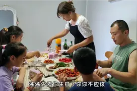 女儿生日请同学来家做客，麻辣小龙虾尾最受欢迎，孩子们吃嗨了！视频封面