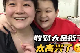 豆豆收到生日礼物一条大金链子，太高兴了，赶紧戴上炫耀一番视频封面