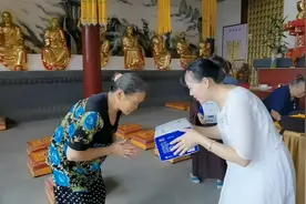 隐居深山寺院女人，下山之前供养僧人和居士牛奶，佛佑心想事成！视频封面