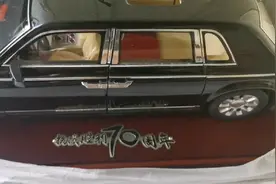 积分换的红旗车模，1：18的H9和1：24的L5抗战胜利70周年检阅款