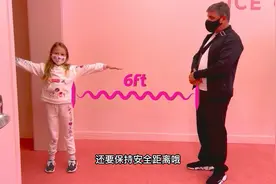 小女孩和爸爸学习遵守公共场所的规则！视频封面