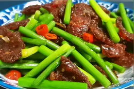 饭店做的蒜苔炒腊肠为什么好吃，其实做法很简单，爽脆可口又下饭视频封面