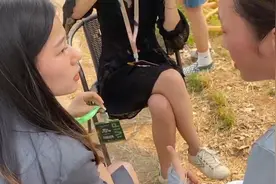 薇薇讲到自己的经历，秋天妈妈一旁暖心安慰：努力做最真实的自己视频封面