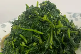 晚餐凉拌野生枸杞叶配老妈自己种的田七，搭配紫菜蛋花汤，简直了视频封面