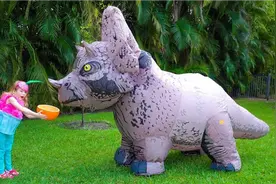 “小美女做蛋糕给独角兽吃 但没想到竟遭遇大犀牛 这该如何是好”视频封面