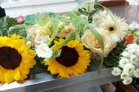 女生给爸爸选的生日花礼，向日葵玫瑰混搭加蓝色包装，惊艳又稳重视频封面
