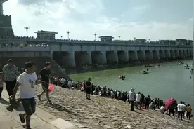 在来一波，江苏宿迁骆马湖嶂山闸泄洪，落闸后万人捕鱼壮观场面。视频封面